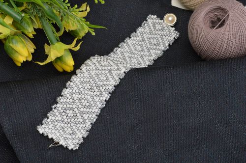 Armband Damen handgefertigt Designer Schmuck Damen Modeschmuck in Weiß - MADEheart.com