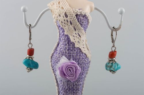 Pendientes de latón con turquesa y coral pequeños hechos a mano femeninos - MADEheart.com