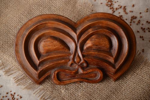 Handgemachte Maske aus Holz an Wand für Interieur Dekorierung mit Öko Lack bedeckt - MADEheart.com