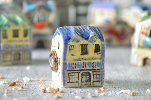 Deko Figur Haus aus Ton - MADEheart.com