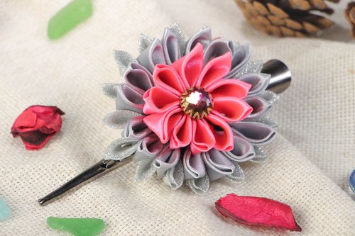 Kanzashi Haarspange Blume aus Atlasbändern in Grau und Rosa Handarbeit - MADEheart.com