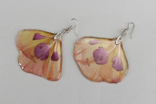 Earrings with epoxy Peruvian lily - MADEheart.com