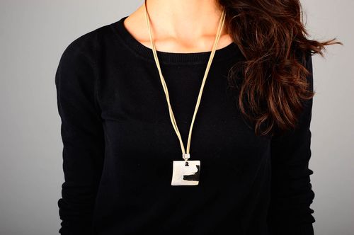 Pendentif céramique carré Bijou fait main Accessoire pour femme en argile - MADEheart.com