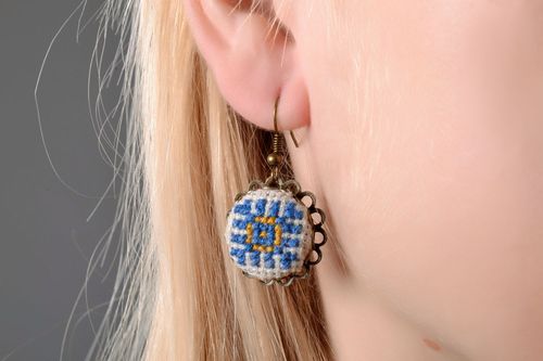 Brincos compridos com bordado feitos à mão  - MADEheart.com