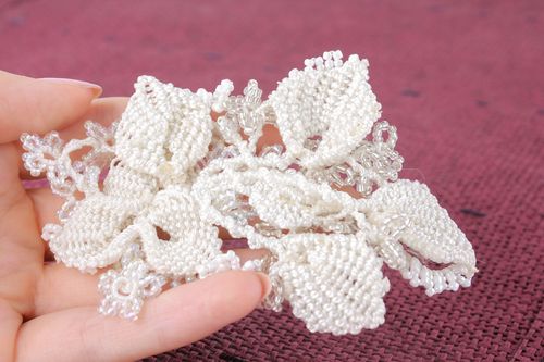 Broche écusson blanche fleur faite main - MADEheart.com