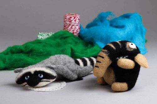 Handmade Spielzeug Set Tiere gefilzt kleine Kuscheltiere Elefant und Waschbär - MADEheart.com