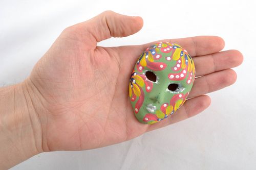 Mini masque décoratif en argile vif fait main - MADEheart.com