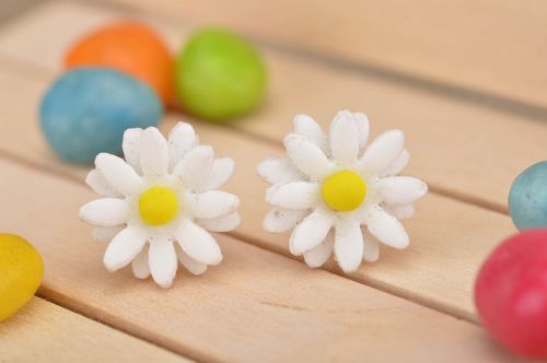 White handmade cute unusual stud earrings made of polymer clay Camomiles - MADEheart.com