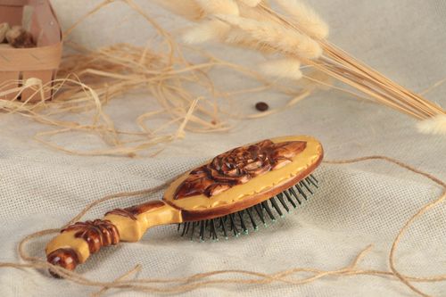 Деревянная расческа для волос в виде щетки ручной работы резная красивая с лаком - MADEheart.com