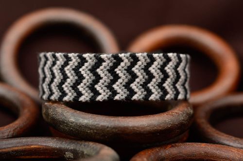 Pulsera de hilos hecha a mano macramé accesorio para mujer bisutería elegante - MADEheart.com