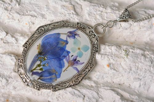 Pendentif design Bijou fait main Accessoire femme avec fleurs en résine époxyde - MADEheart.com