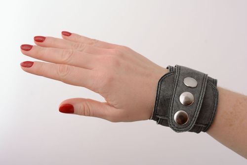 Graues Armband aus Leder - MADEheart.com
