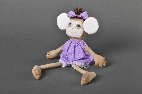 Jouet singe en robe mauve Peluche faite main textile Cadeau pour fille - MADEheart.com