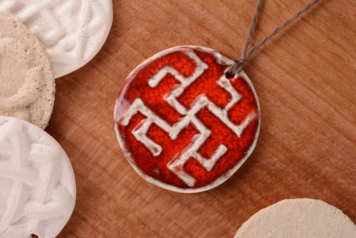 Ciondolo in ceramica naturale fatto a mano amuleto etnico in ceramica  - MADEheart.com