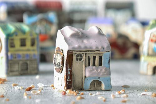 Estatueta de argila artesanal Casinha - MADEheart.com