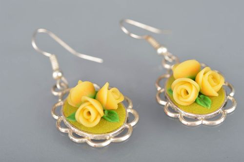 Boucles doreilles en pâte polymère avec roses jaunes faites main rondes - MADEheart.com