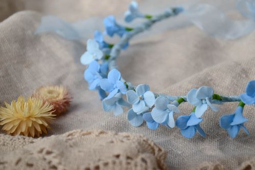 Ghirlanda con fiori azzurri fatta a mano accessorio bellissimo da donna - MADEheart.com