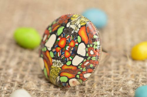 Anillo de arcilla polimérica con cabeza redonda hecho a mano de colores hermoso - MADEheart.com