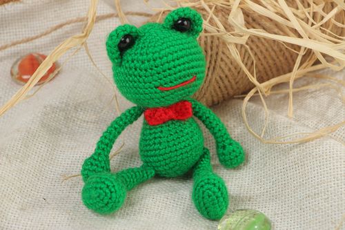Grünes kleines handmade gehäkeltes Kuscheltier Frosch für Kinder  - MADEheart.com