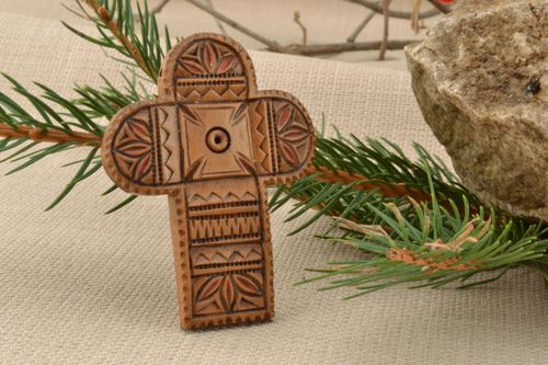 Cruz de pescoço esculpida de madeira de pereira pingente artesanal - MADEheart.com