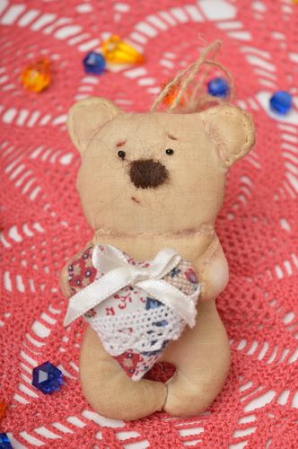 Jouet ours fait main Peluche à suspendre en tissu petite Déco maison mignonne - MADEheart.com