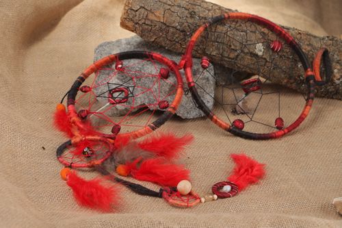 Capteur de rêves noir rouge triple fait main en fils pierres naturelles plumes - MADEheart.com