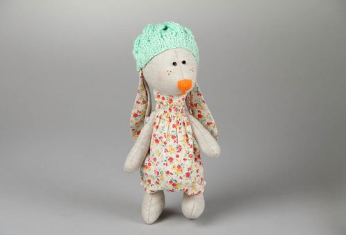 Brinquedo macio lebre em chapéu - MADEheart.com