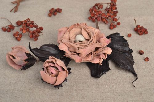 Schmuck aus Leder handmade Blumen Brosche hochwertiger Modeschmuck in Rosa  - MADEheart.com
