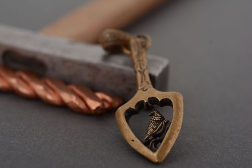 Pingente de bronze feito à mão Pena do falcão - MADEheart.com