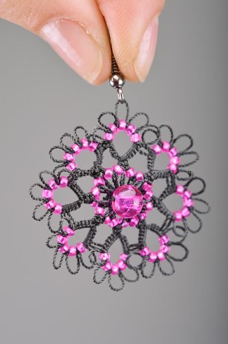 Massive runde handgemachte Ohrringe aus Glasperlen in Frivolite Technik ajour - MADEheart.com