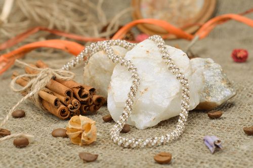 Collar de abalorios checos gris estrecho de noche artesanal Beso dulce - MADEheart.com