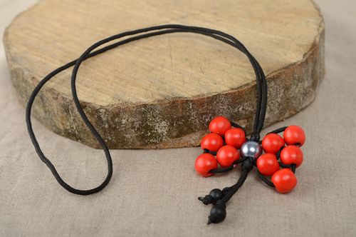 Rote Fliege aus Holzperlen - MADEheart.com