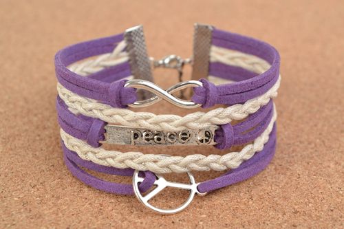 Exklusives geflochtenes Armband aus Wildleder mit Peace Aufschrift  - MADEheart.com