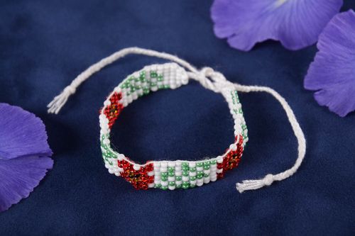 Stilvolles Damen Designer geflochtenes Armband aus Glasperlen weiß rot grün - MADEheart.com