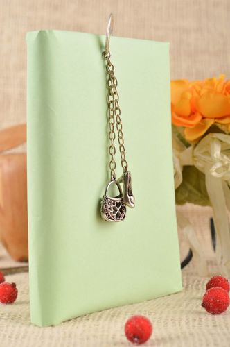 Marque-page plume fait main métallique avec breloques Accessoire de bureau - MADEheart.com