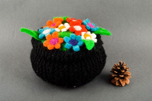 Canasta artesanal negra con flores de fieltro decoración para interior - MADEheart.com