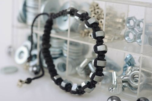 Bracelet en macramé lacet noir avec écrous en inox accessoire original fait main - MADEheart.com