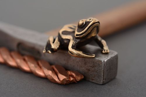 Estatueta de bronze artesanal Sapo - MADEheart.com