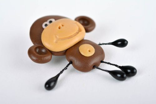 Spilla scimmia fatta a mano di argilla polimerica accessorio originale  - MADEheart.com