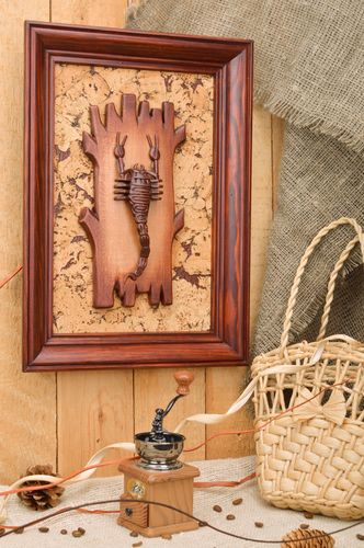 Panneau mural décoratif en bois fait main original brun avec un scorpion - MADEheart.com
