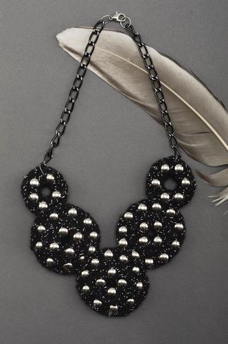 Collier textile Bijou fait main noir fils à tricoter métal Cadeau pour femme - MADEheart.com