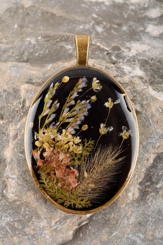 Pendentif en résine époxy Bijou fait main ovale avec fleurs Cadeau femme - MADEheart.com