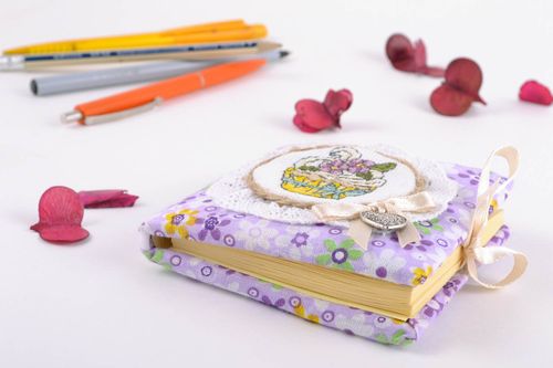Carnet carré avec couverture en tissu brodé motif floral fait main pour femme - MADEheart.com