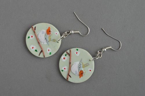 Schöne runde modische handgemachte Ohrringe aus Polymerton schöne Vögeln - MADEheart.com