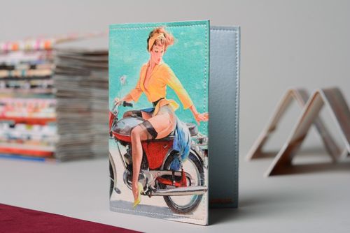 Protège-passeport en cuir original fait main avec imprimé de style pin up - MADEheart.com