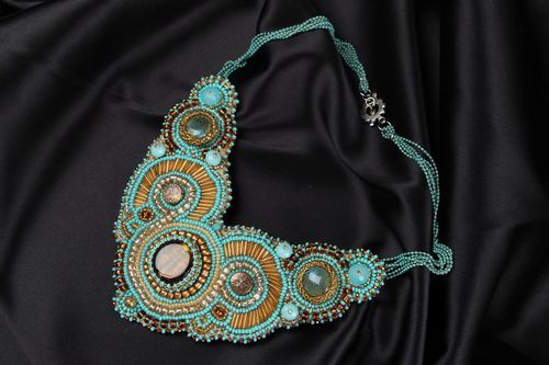 Kollier mit Glasperlen - MADEheart.com