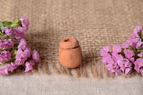 Petit pendentif céramique sans lacet en forme de cruche fait main de créateur - MADEheart.com