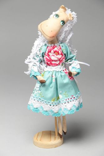 Pupazzo in stoffa fatto a mano giocattolo ecologico decorazione d’interni - MADEheart.com