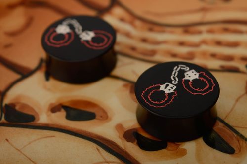 Hard rubber plug earrings with engraving - MADEheart.com