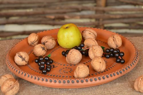 Rundes handgemachtes Tablett aus Keramik mit Muster fürs Servieren von Frühstück - MADEheart.com